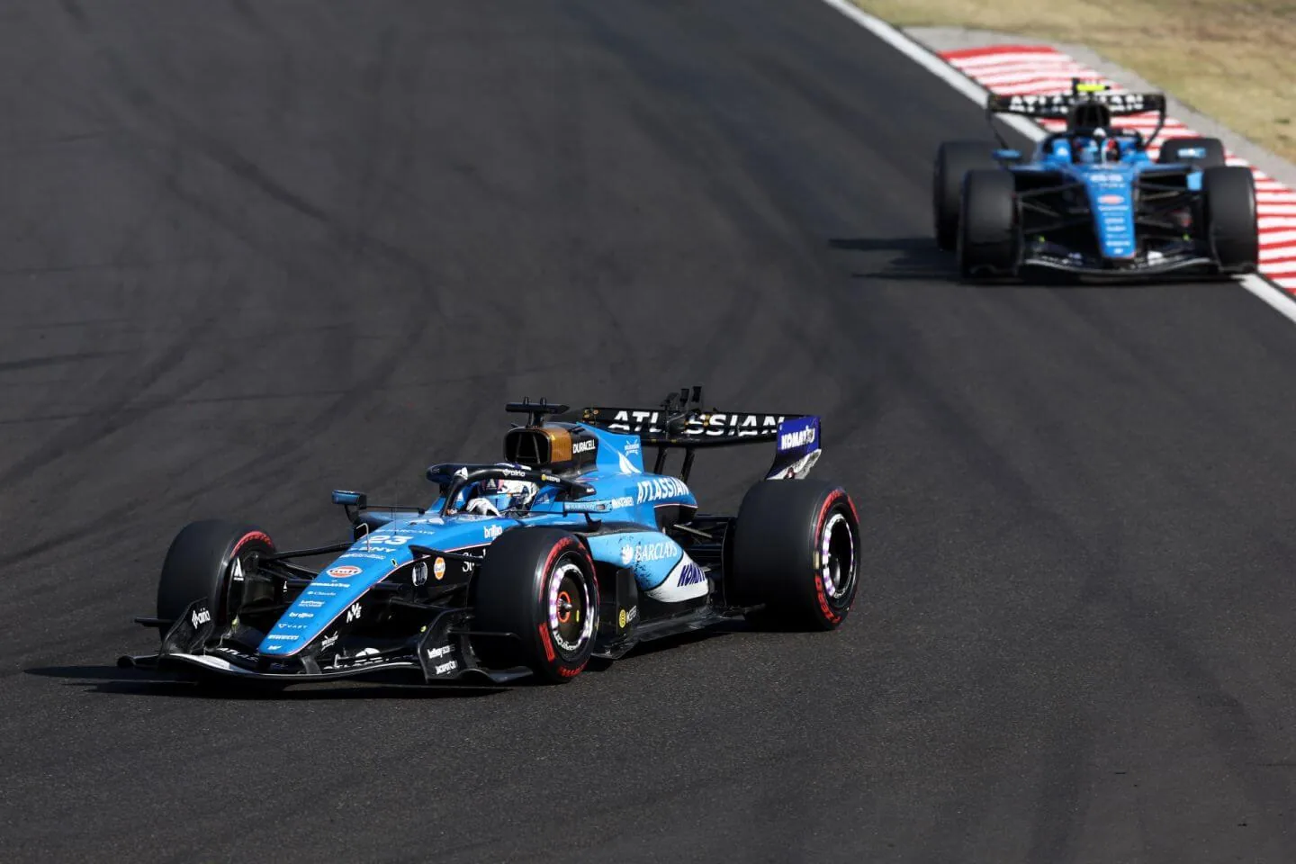 Albon and Sainz will remain at Williams for the 2027 season